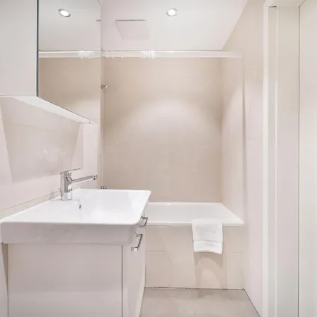 - 2br Balcony View & Parking * Saint-Moritz